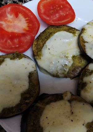 Una foto de Berenjenas con pesto y mozzarella
