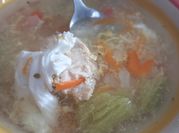 Una foto de caldo pollo