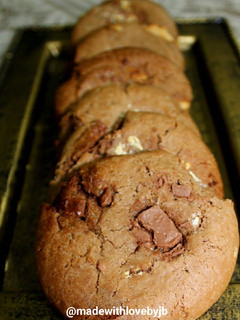 A picture of Chocolate chip cookies.