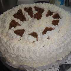 Foto principal de Torta de chocolate con relleno de toffee y chantilly