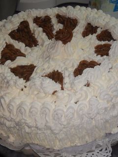 Una foto de Torta de chocolate con relleno de toffee y chantilly