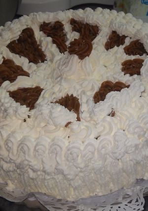 Una foto de Torta de chocolate con relleno de toffee y chantilly