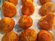 Una foto di arancini al forno