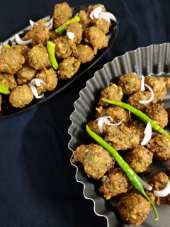 A picture of Dalwada (green moong dal vada).