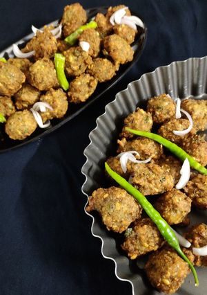 A picture of Dalwada (green moong dal vada).
