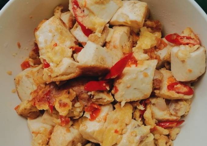 Langkah Mudah untuk Menyiapkan Oseng tahu telur sambel roa ala anak kost, Lezat Sekali