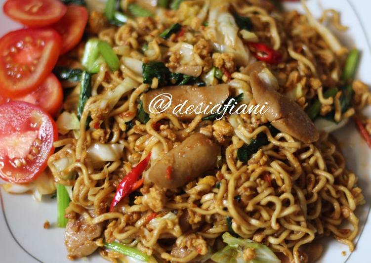 Bagaimana Menyiapkan Mie goreng sossis pedas Enak Banget