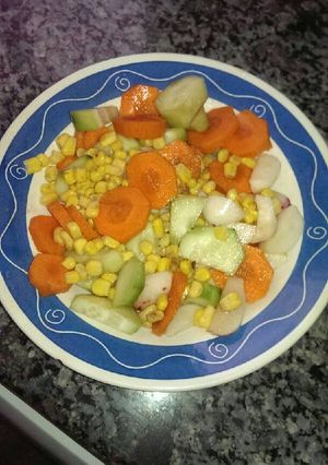 Foto principal de Ensalada de pepino, zanahoria y rábano