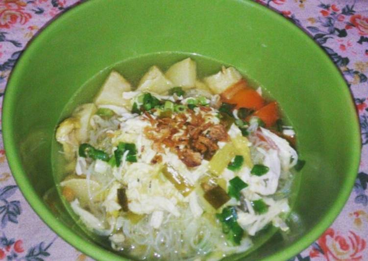 Soto ayam kuah kuning bening