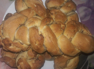 Una foto de Pan casero con chicharrón trensado exquisito ideal para el mate