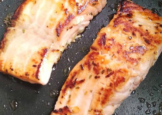 Langkah Mudah untuk Menyiapkan Grilled lemon garlic salmon, Enak Banget