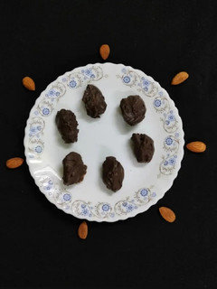 A picture of Dates almond chocolate.