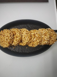 મમરા ની ચીકી (Mamra Chiki Recipe In Gujarati) રેસીપી મુખ્ય ફોટો