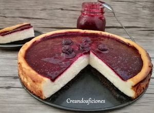 Foto principal de Tarta de queso con salsa de arándanos casera