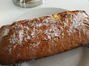 Una foto de bizcocho de zanahorias y coco