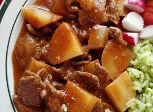 Una foto de Bistec con papas rústico