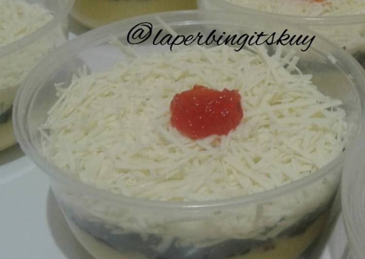 Langkah Mudah untuk Menyiapkan Oreo cheese cake strawberry lumer / sweet dessert, Enak Banget