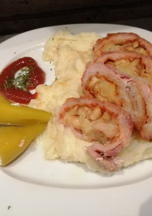 Töltött karaj (birssel, kecskesajttal) bacon köntösben recept fotója