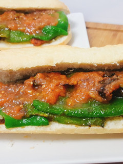 Una foto de Bocadillo de panceta mediterráneo