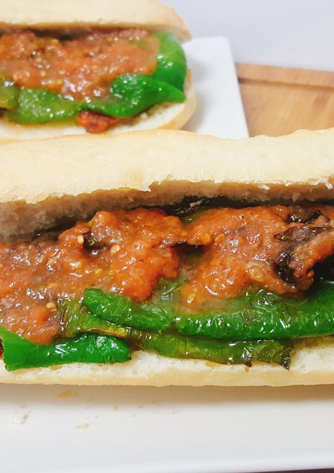 Una foto de Bocadillo de panceta mediterráneo