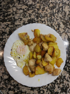 Una foto de Papas con pollo a la cerveza