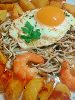 Una foto de Huevos con patatas langostinos y gulas