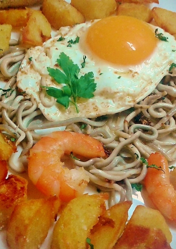 Una foto de Huevos con patatas langostinos y gulas