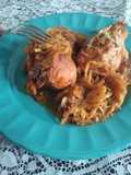 Muslos de pollo guisado con col