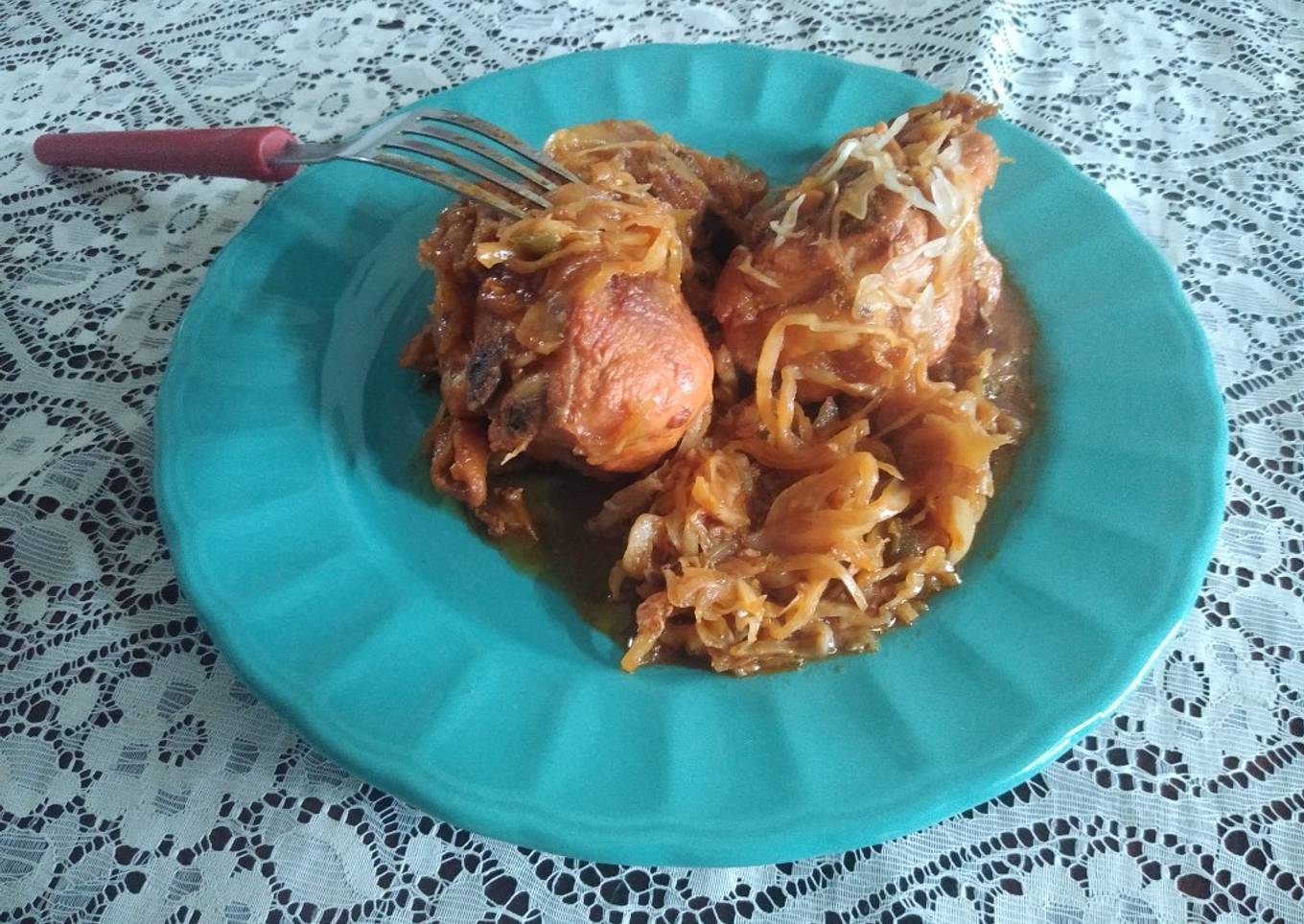 Muslos de pollo guisado con col