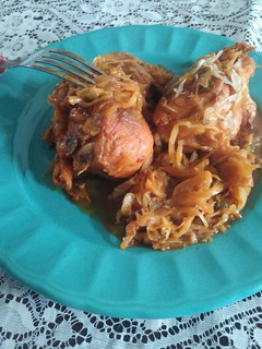 Una foto de Muslos de pollo guisado con col