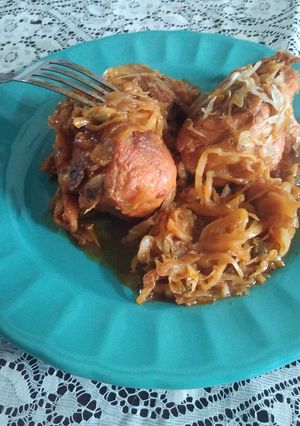 Una foto de Muslos de pollo guisado con col