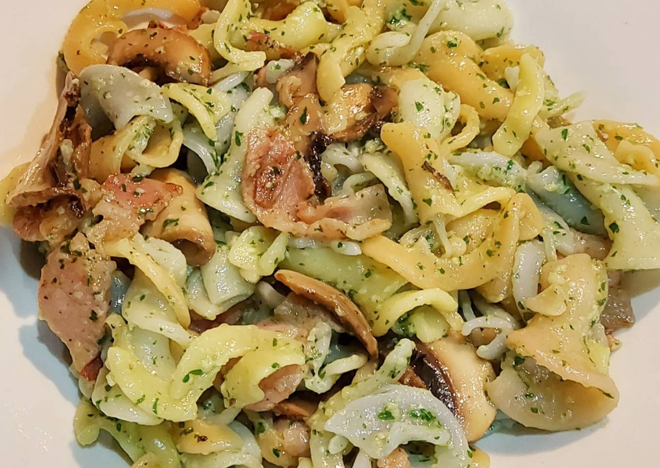 Pasta pesto bacon jamur
