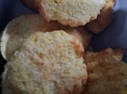 Una foto de galletas de coco rallado