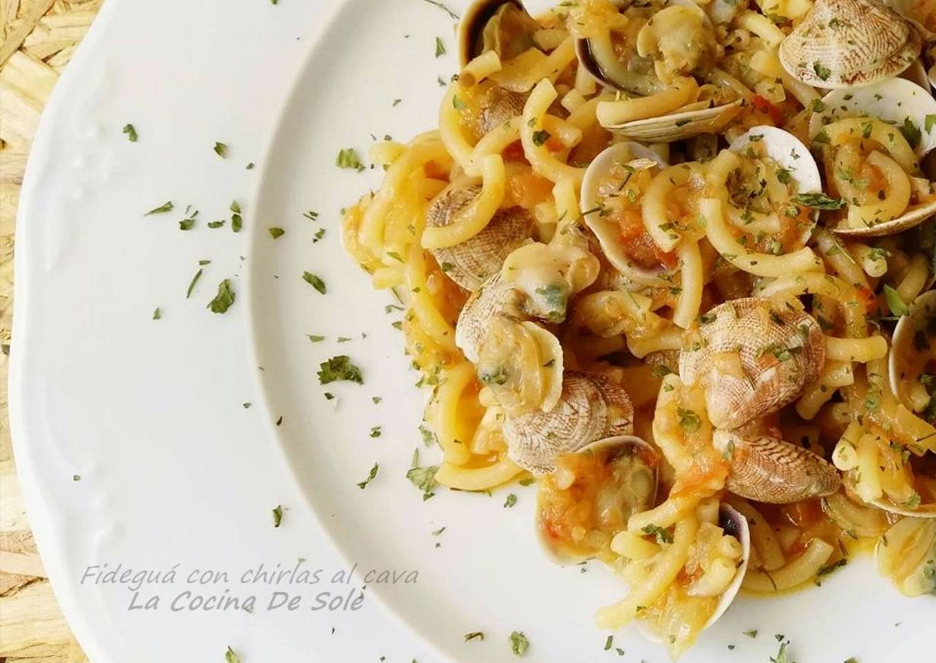 Fideuá con chirlas al cava