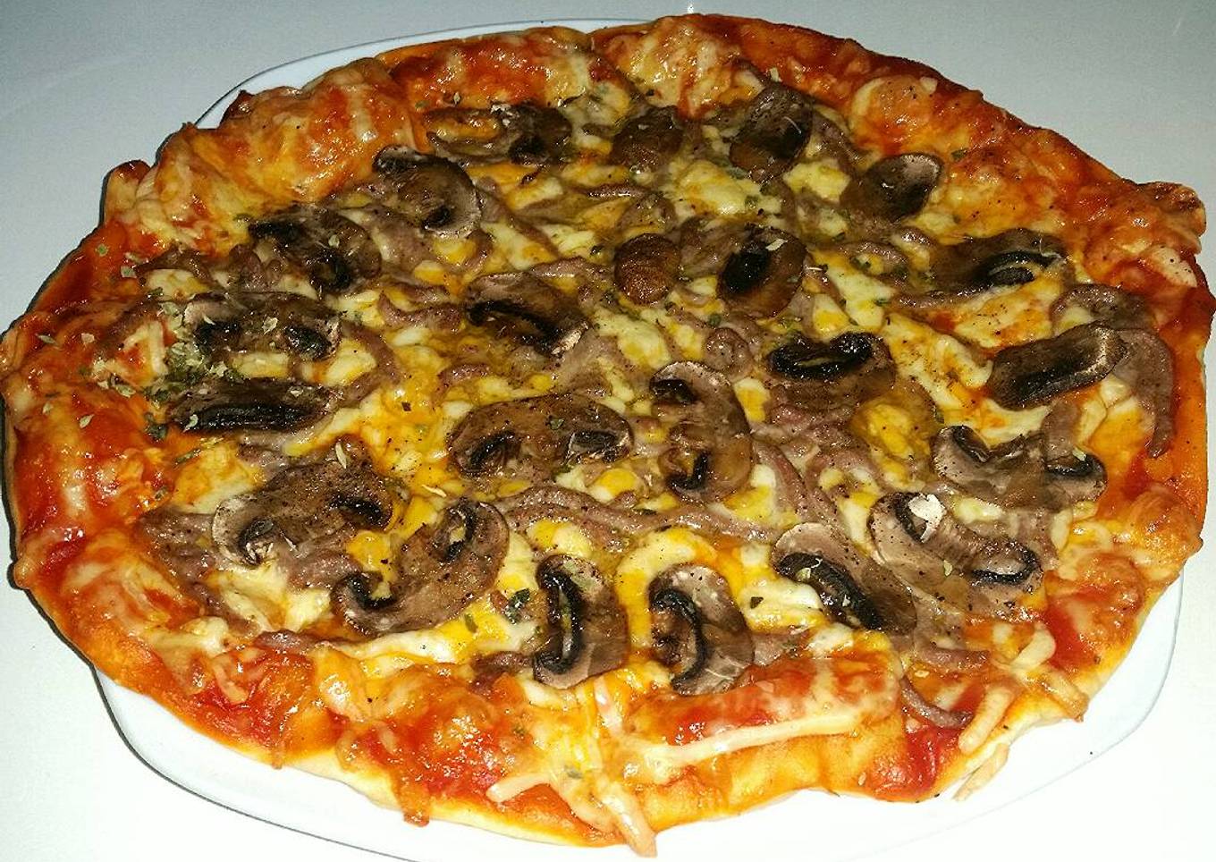 Pizza de carne picada y champiñones