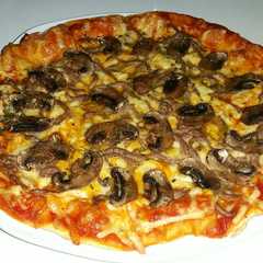 Una foto de Pizza de carne picada y champiñones