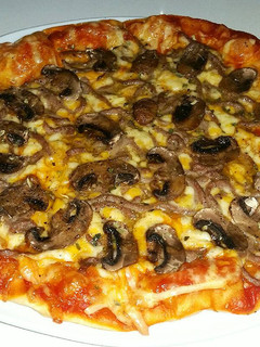 Una foto de Pizza de carne picada y champiñones