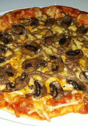 Una foto de Pizza de carne picada y champiñones