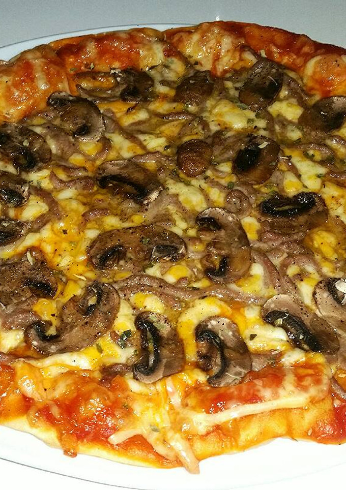 Una foto de Pizza de carne picada y champiñones