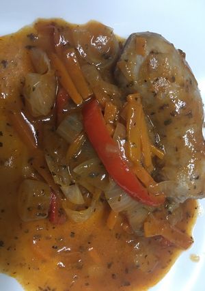Una foto de Chorizo a la pomarola con verduras al vapor
