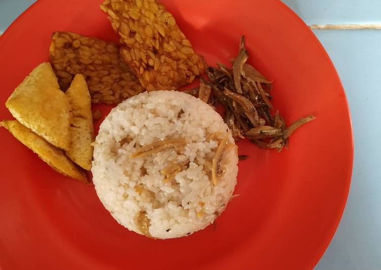 Langkah Mudah untuk Menyiapkan Nasi Liwet Teri Rice Cooker simple Anti Gagal