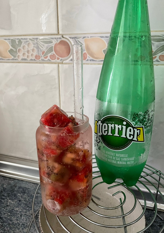 Una foto de Cubos de hielo de fresa y kiwi