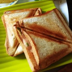 A picture of Myoneese sandwich.