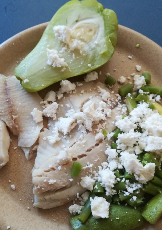 Una foto de Pescado y verduras al vapor