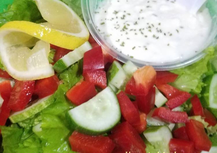 Bagaimana Menyiapkan Simple Salad with Homemade Dressing Super Enak