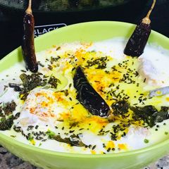 A picture of Restaurant style dahi vadas.