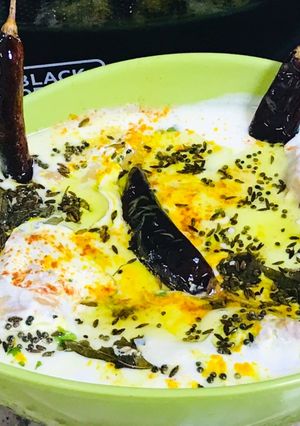 A picture of Restaurant style dahi vadas.