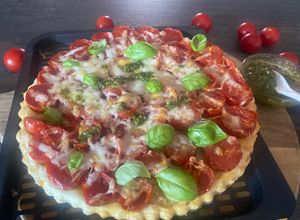 Foto di Tarte tatin con pomodorini, caciocavallo e pesto