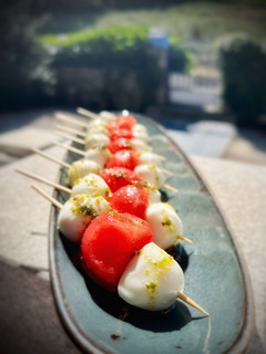Una foto de Pinchito de mozzarella y sandía con pesto casero de albahaca