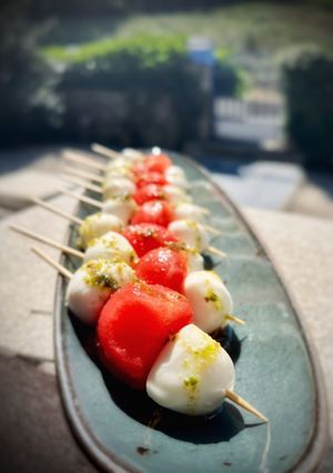 Una foto de Pinchito de mozzarella y sandía con pesto casero de albahaca
